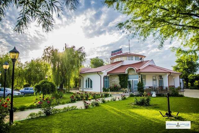 Гостевой дом Steaua Apelor Family Resort Nufăru-5